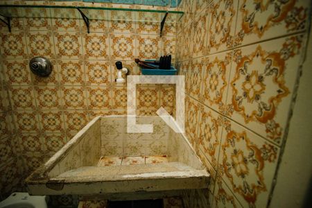 Banheiro de kitnet/studio para alugar com 1 quarto, 25m² em Cidade Ocian, Praia Grande