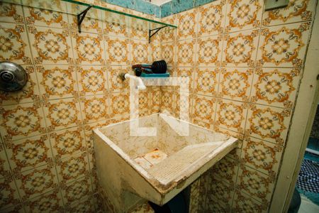 Banheiro de kitnet/studio para alugar com 1 quarto, 25m² em Cidade Ocian, Praia Grande