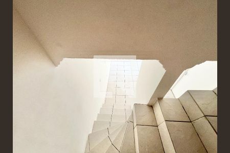 Escada de casa de condomínio para alugar com 2 quartos, 90m² em Jardim Sonia, São Paulo