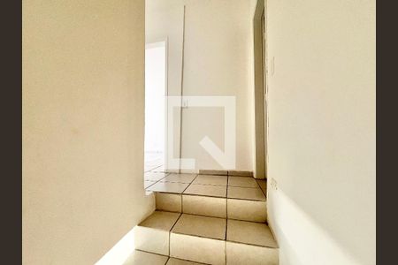 Escada de casa de condomínio para alugar com 2 quartos, 90m² em Jardim Sonia, São Paulo