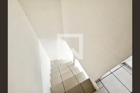 Escada de casa de condomínio para alugar com 2 quartos, 90m² em Jardim Sonia, São Paulo