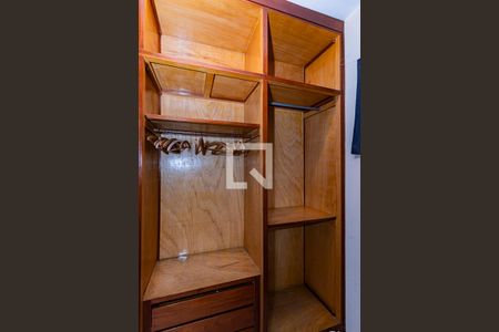 Closet suite de casa para alugar com 2 quartos, 100m² em Vila Souza, São Paulo