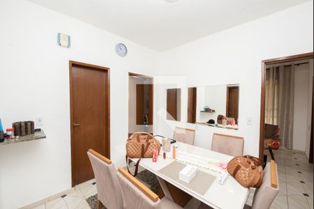 Casa à venda com 8 quartos, 340m² em Regina, Contagem