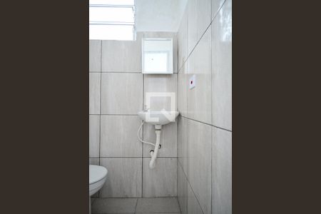 Banheiro de casa para alugar com 1 quarto, 24m² em Jardim Maria Duarte, São Paulo