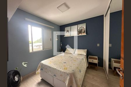 Quarto com cama simples, paredes azuis e móveis de madeira, com uma janela grande e iluminação natural, bem decorado. de apartamento à venda com 2 quartos, 84m² em Paulicéia, São Bernardo do Campo