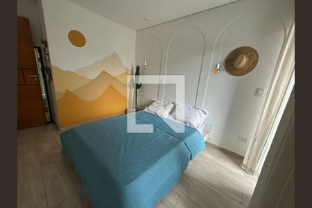 Quarto com cama de casal, paredes brancas e mural de montanhas, com um cacto e uma mesa de cabeceira. de apartamento à venda com 2 quartos, 84m² em Paulicéia, São Bernardo do Campo