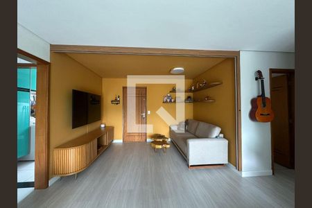Sala com sofá e TV, com decoração simples e iluminação natural. de apartamento à venda com 2 quartos, 84m² em Paulicéia, São Bernardo do Campo