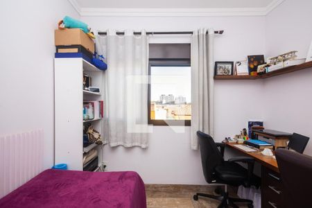 Quarto com cama, mesa e cadeira, com vista para a cidade. de apartamento à venda com 2 quartos, 81m² em Vila Monumento, São Paulo