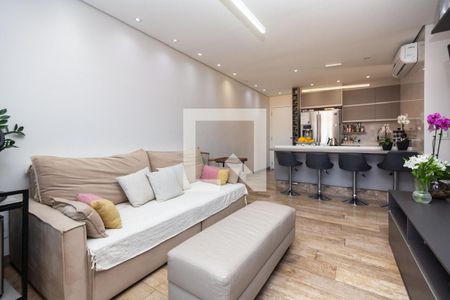 Sala de estar com sofá, mesa e jardim interno. de apartamento à venda com 2 quartos, 81m² em Vila Monumento, São Paulo
