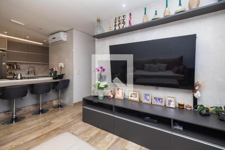 TV e mesa de TV em sala de estar moderna com decoração minimalista e iluminação adequada. de apartamento à venda com 2 quartos, 81m² em Vila Monumento, São Paulo
