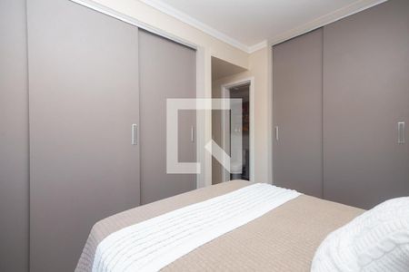 Quarto com cama e armários grandes, com uma porta para o banheiro. de apartamento à venda com 2 quartos, 81m² em Vila Monumento, São Paulo