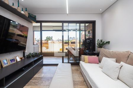 Sala de estar com TV e sofá branco, vista para a cidade. de apartamento à venda com 2 quartos, 81m² em Vila Monumento, São Paulo