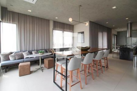 Sala com sofá de cor cinza, mesas e cadeiras de madeira, iluminação natural e boa qualidade, com decoração simples e bem organizada. de kitnet/studio à venda com 2 quartos, 29m² em Itaim Bibi, São Paulo