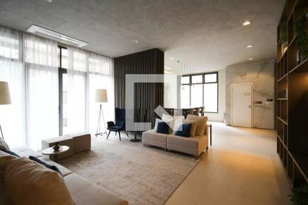 Sala com sofás, mesas e cadeiras, iluminada por lâmpadas e com vista para a janela. de kitnet/studio à venda com 2 quartos, 29m² em Itaim Bibi, São Paulo