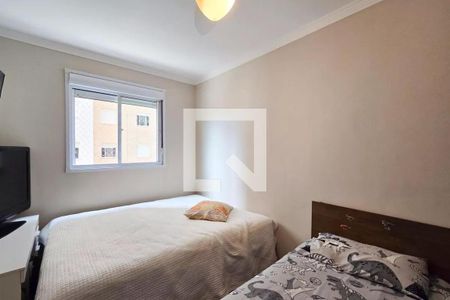Quarto com cama simples e TV, com vista para o lado de fora. de apartamento à venda com 2 quartos, 54m² em Planalto, São Bernardo do Campo