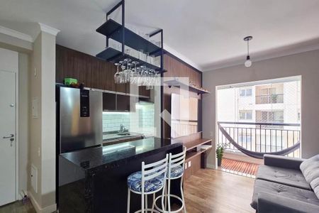 Cozinha moderna com móveis de madeira e iluminação adequada. de apartamento à venda com 2 quartos, 54m² em Planalto, São Bernardo do Campo