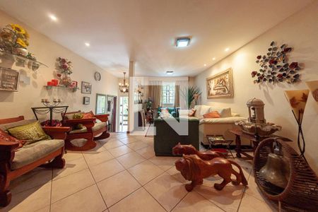 Casa à venda com 6 quartos, 450m² em Pendotiba, Niterói