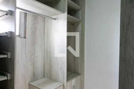 Cupboard with shelves and a mirror, possibly in a bedroom or closet. de apartamento à venda com 3 quartos, 160m² em Penha de França, São Paulo