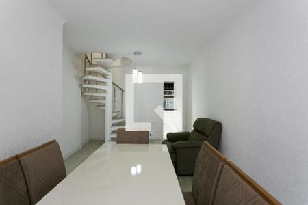 Sala com mesa branca e cadeiras de cor marrom, com escada branca no fundo. de apartamento à venda com 3 quartos, 160m² em Penha de França, São Paulo