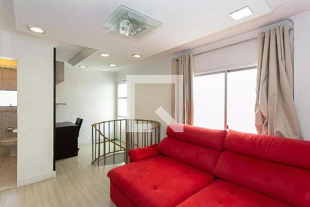 Sala de estar com sofá vermelho e iluminação natural através das janelas. de apartamento à venda com 3 quartos, 160m² em Penha de França, São Paulo