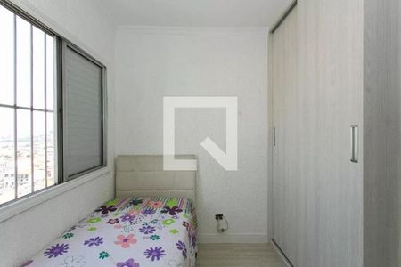 Cama simples com colchão florido e cabeceira de couro, com vista para a cidade. de apartamento à venda com 3 quartos, 160m² em Penha de França, São Paulo