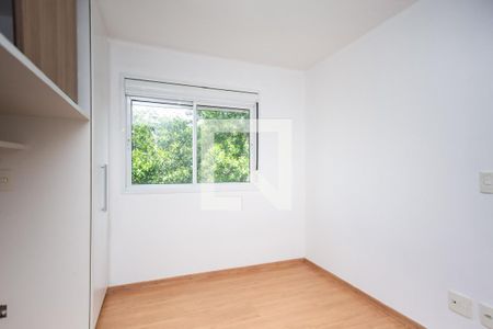 Quarto com janela e móveis brancos, com vista para a natureza. de apartamento à venda com 2 quartos, 59m² em Parque Mandaqui, São Paulo