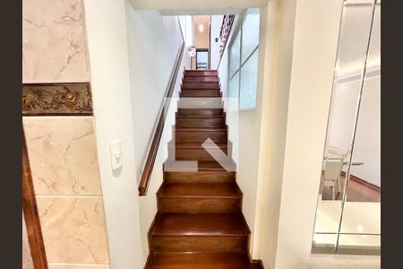 Escada de casa à venda com 4 quartos, 278m² em Vila Pauliceia, São Paulo