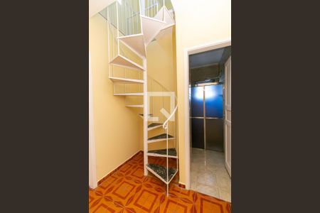 Escada de casa para alugar com 2 quartos, 200m² em Vila São José, São Paulo