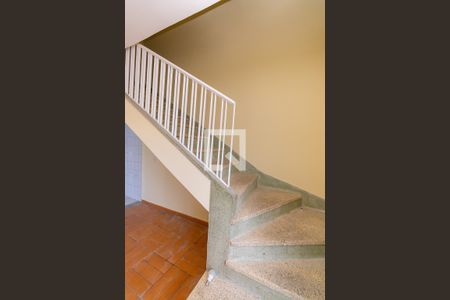 Escada de casa para alugar com 2 quartos, 200m² em Vila São José, São Paulo