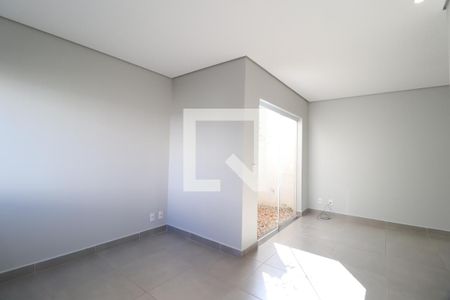 Sala de casa de condomínio para alugar com 3 quartos, 133m² em Jardim Inconfidência, Uberlândia