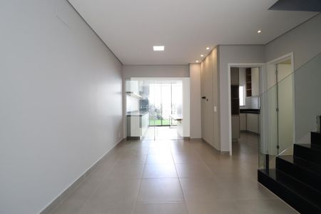 Sala de casa de condomínio para alugar com 3 quartos, 133m² em Jardim Inconfidência, Uberlândia