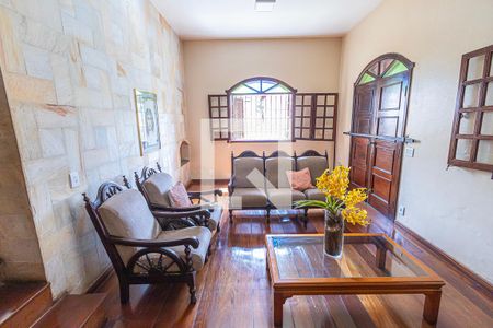 Casa para alugar com 5 quartos, 450m² em Universitário, Belo Horizonte