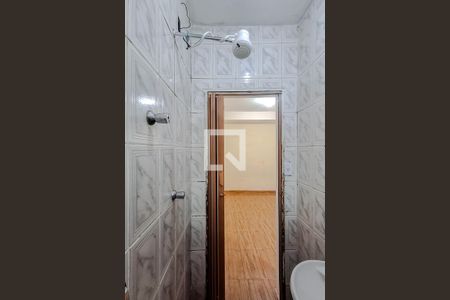 Banheiro de kitnet/studio para alugar com 1 quarto, 28m² em Liberdade, São Paulo
