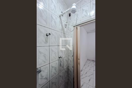 Banheiro de kitnet/studio para alugar com 1 quarto, 28m² em Liberdade, São Paulo