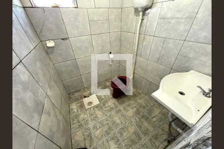 Banheiro de casa para alugar com 1 quarto, 40m² em Jardim Eliane, São Paulo