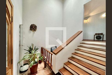 Escada de casa à venda com 4 quartos, 227m² em Jardim Jussara, São Paulo