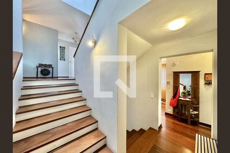 Escada de casa à venda com 4 quartos, 227m² em Jardim Jussara, São Paulo