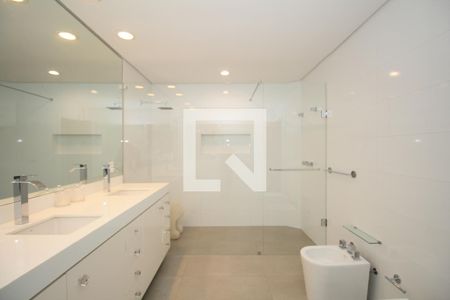 Banheiro da Suíte de casa para alugar com 2 quartos, 408m² em Vila Tramontano, São Paulo