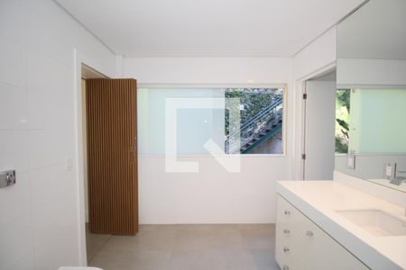 Banheiro da Suíte de casa para alugar com 2 quartos, 408m² em Vila Tramontano, São Paulo