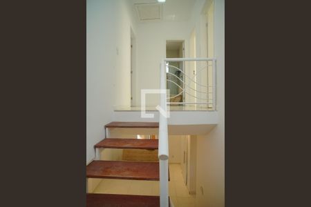Escada de casa à venda com 3 quartos, 160m² em Serra Grande, Niterói