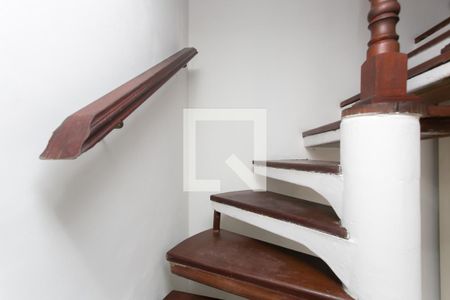 Escada  de casa à venda com 3 quartos, 200m² em Conjunto Habitacional Aguia de Haia, São Paulo