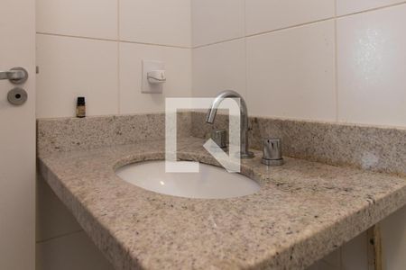 Banheiro de apartamento à venda com 2 quartos, 58m² em Vila Nova, Porto Alegre