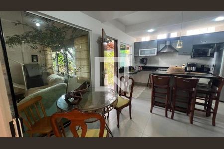 Casa à venda com 3 quartos, 258m² em Camboinhas, Niterói