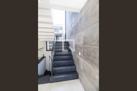 Escada de casa de condomínio à venda com 5 quartos, 394m² em Colinas do Anhanguera, Santana de Parnaíba