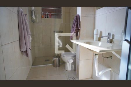 Banheiro suite de casa à venda com 2 quartos, 228m² em Navegantes, Porto Alegre