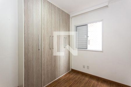 Quarto 2 de apartamento para alugar com 2 quartos, 52m² em Jardim Henriqueta, Taboão da Serra