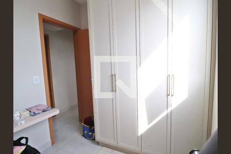 Quarto 1 de apartamento para alugar com 2 quartos, 70m² em Santa Mônica, Uberlândia