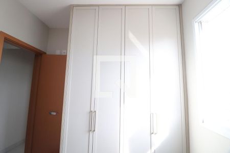 Quarto 1 de apartamento para alugar com 2 quartos, 70m² em Santa Mônica, Uberlândia