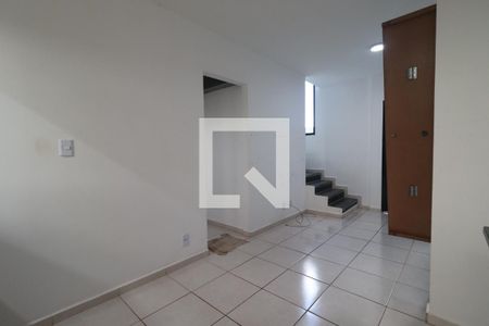 Sala de casa de condomínio para alugar com 2 quartos, 68m² em Parque Residencial Candido Portinari, Ribeirão Preto