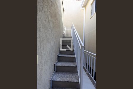 Escada de acesso de casa para alugar com 1 quarto, 11m² em Vila Boa Vista, Barueri